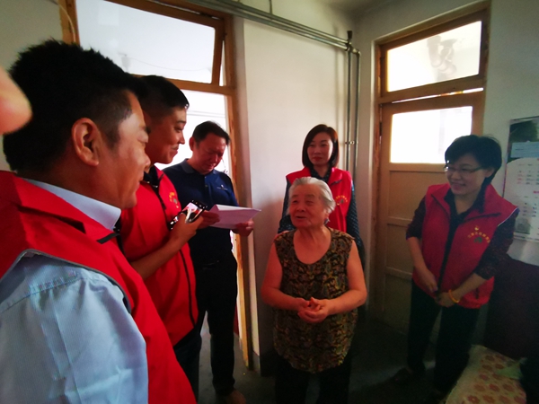 社企帮扶促共建  “双节”走访送温暖――yl6809永利集团走访慰问世纪园社区先模及困难家庭