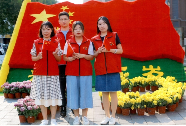 yl6809永利集团党委助力“双报到”社区 开展“我和国旗同框”活动