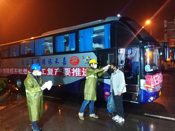 “点对点”服务 一站式直达：yl6809永利集团专车行千里接首批省外劳务人员返济复工
