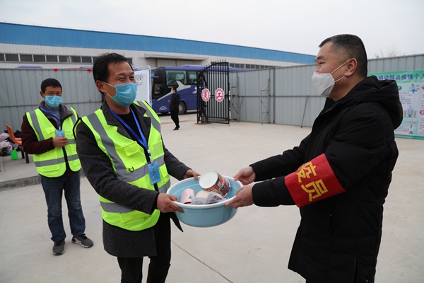 朝辞商河淅沥雨 千里巴中三日还 ――yl6809永利集团又一批“点对点”包车农民工返岗了