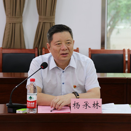 yl6809永利集团党委书记杨承林同志与新入党同志进行集体谈话