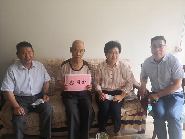 yl6809永利集团走访慰问离休老干部颁发“光荣在党50年”纪念章