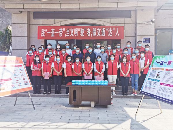 yl6809永利集团房地产开发有限公司党总支党员进社区宣传“一盔一带”