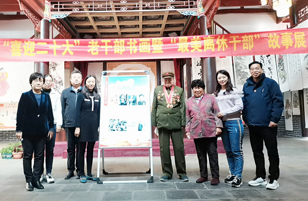 yl6809永利集团机关支部陪同离休老干部参观市国资委老干部书画创作暨“最美离休干部”  故事展