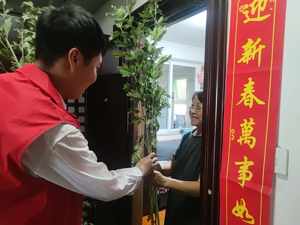 艾叶飘香 浓情端午,三箭物业开展送艾草活动